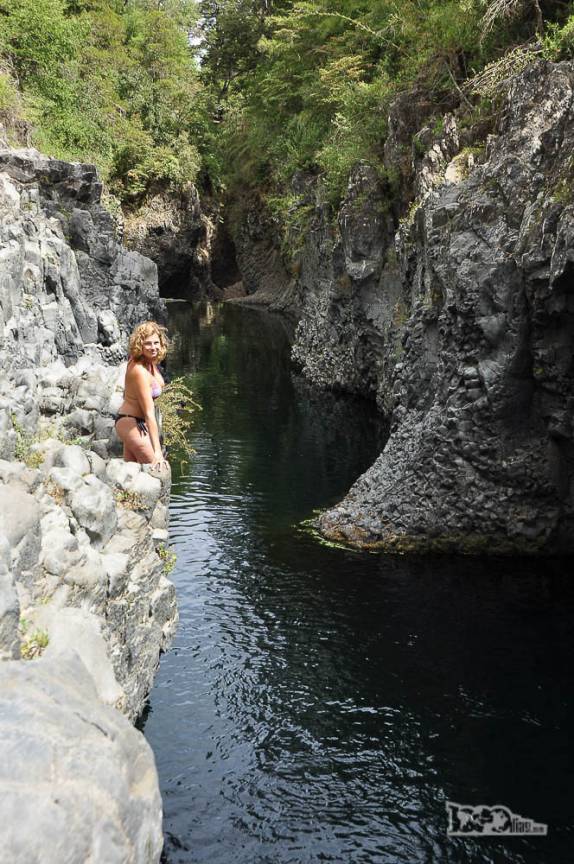 A Ana cria coragem para o primeiro mergulho da manhã no Parque Nacional Radal Siete Tazas, no centro-sul do Chile
